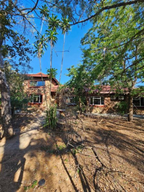 Luxury GuesthouseCo FlintstoneHouse